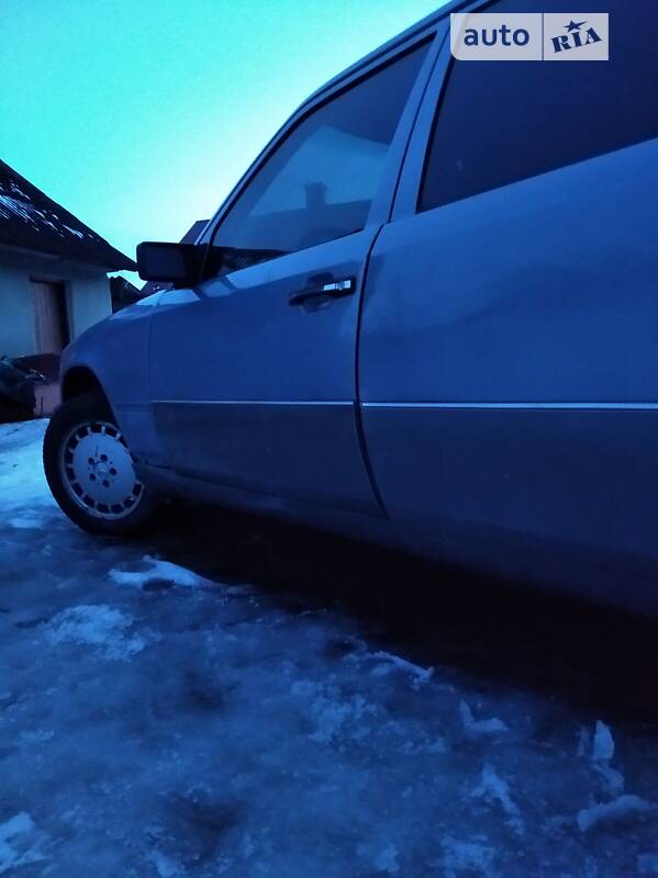 Седан Mercedes-Benz E-Class 1986 в Львове