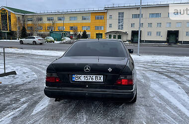 Купе Mercedes-Benz E-Class 1991 в Киеве