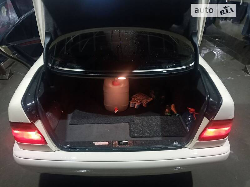 Седан Mercedes-Benz E-Class 2000 в Іршаві
