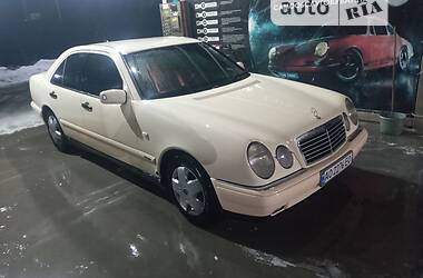 Седан Mercedes-Benz E-Class 2000 в 