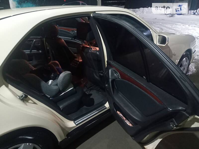 Седан Mercedes-Benz E-Class 2000 в Іршаві