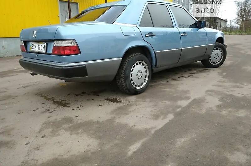 Седан Mercedes-Benz E-Class 1986 в Львове