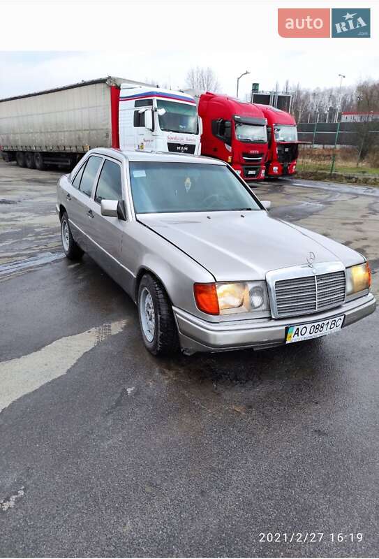 Седан Mercedes-Benz E-Class 1989 в Ужгороде