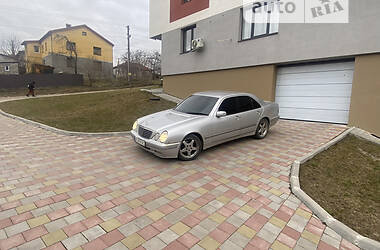 Седан Mercedes-Benz E-Class 2000 в Львові