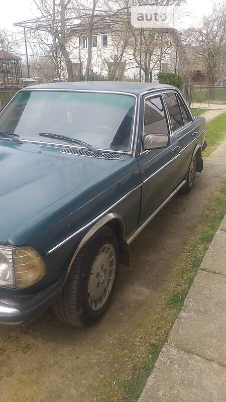 Седан Mercedes-Benz E-Class 1977 в Болехове