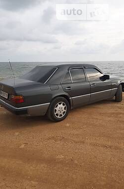 Седан Mercedes-Benz E-Class 1990 в Черноморске