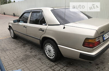 Седан Mercedes-Benz E-Class 1989 в Києві
