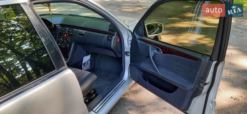 Седан Mercedes-Benz E-Class 1999 в Львові
