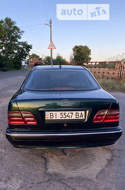 Седан Mercedes-Benz E-Class 2001 в Хоролі