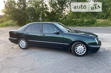 Седан Mercedes-Benz E-Class 2001 в Хоролі