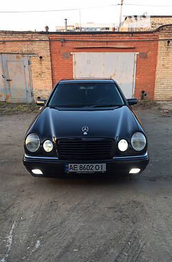 Седан Mercedes-Benz E-Class 1999 в Днепре