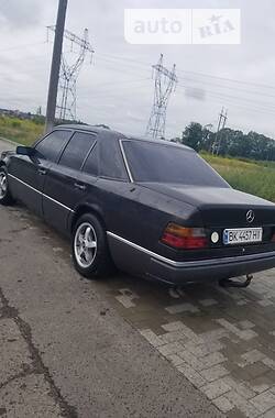 Седан Mercedes-Benz E-Class 1993 в Ровно