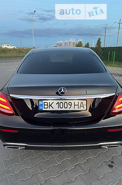 Седан Mercedes-Benz E-Class 2016 в Вараше