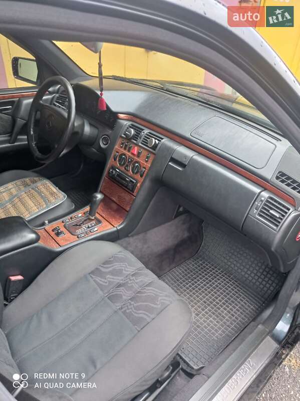 Седан Mercedes-Benz E-Class 1998 в Николаеве