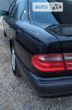 Седан Mercedes-Benz E-Class 2000 в Львове