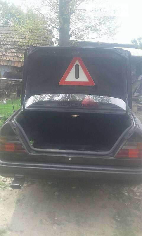 Седан Mercedes-Benz E-Class 1987 в Самборе