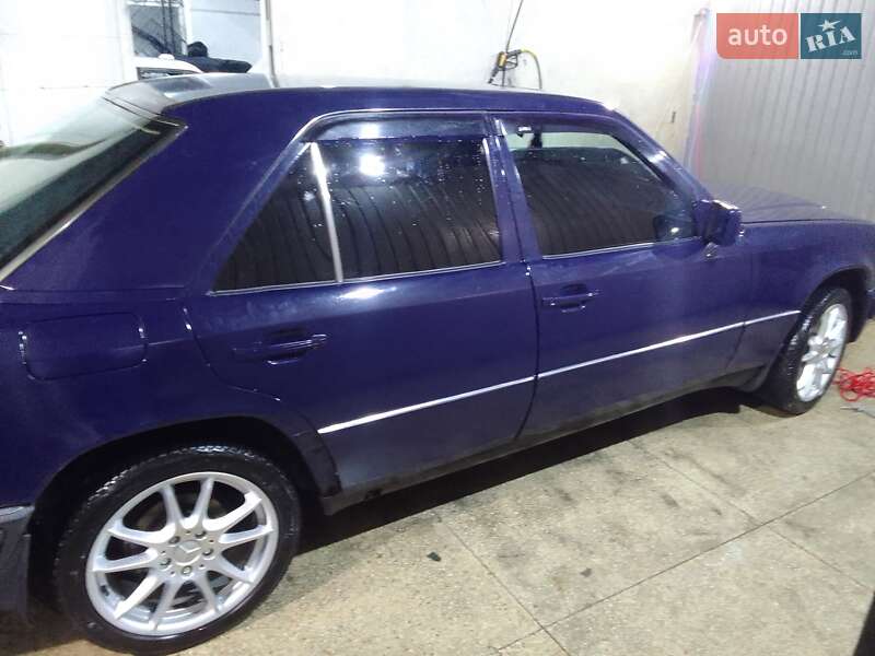 Седан Mercedes-Benz E-Class 1992 в 