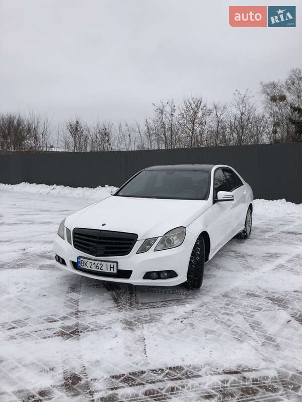 Седан Mercedes-Benz E-Class 2011 в Сарнах