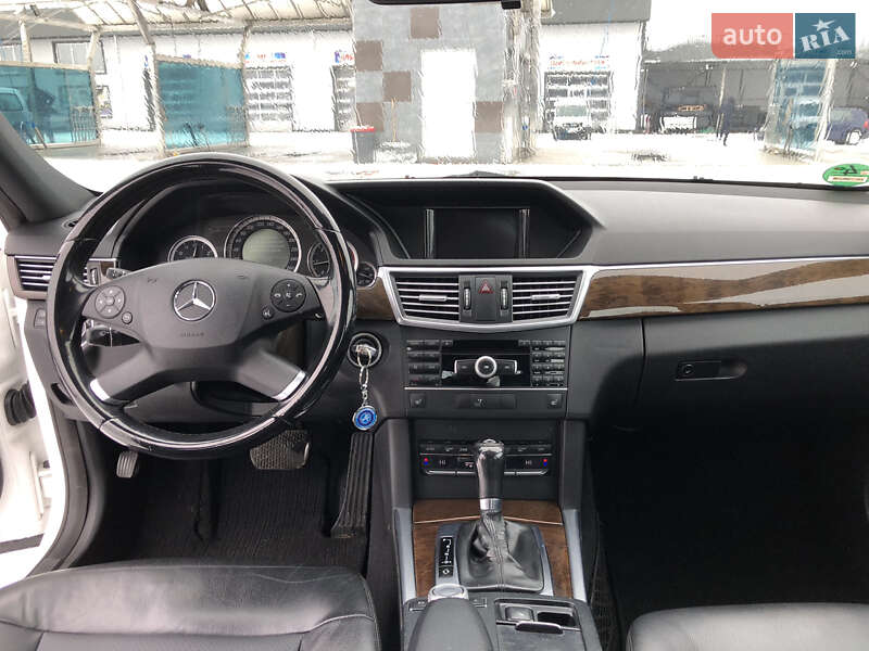 Седан Mercedes-Benz E-Class 2011 в Сарнах