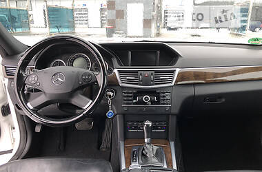 Седан Mercedes-Benz E-Class 2011 в Сарнах