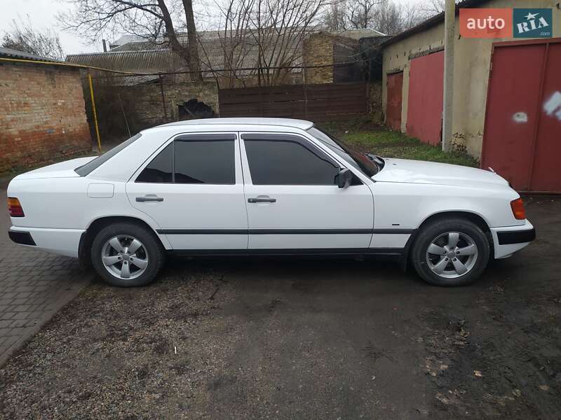 Седан Mercedes-Benz E-Class 1986 в Раздельной