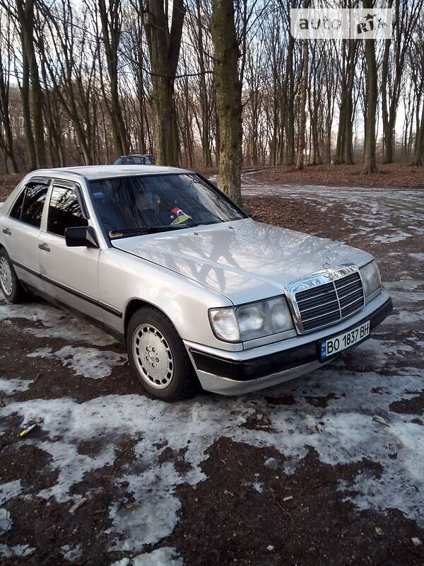 Седан Mercedes-Benz E-Class 1987 в 