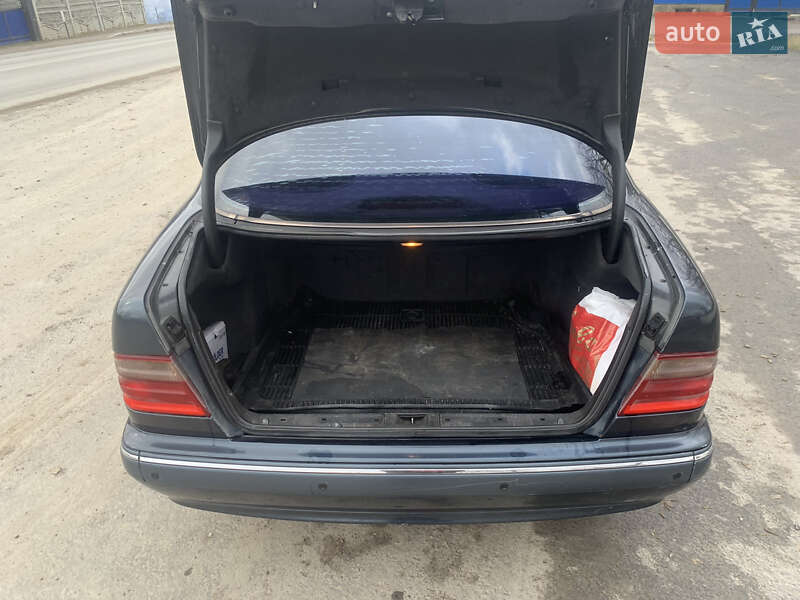 Седан Mercedes-Benz E-Class 1999 в Черновцах