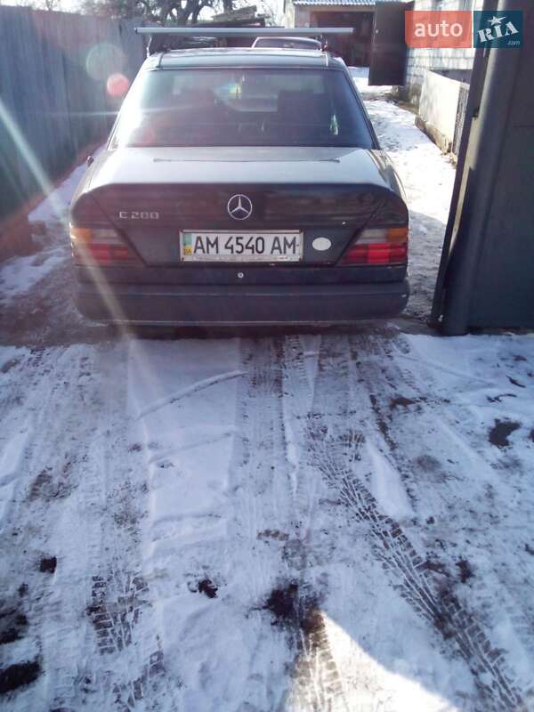 Седан Mercedes-Benz E-Class 1988 в Чигирину