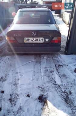 Седан Mercedes-Benz E-Class 1988 в 