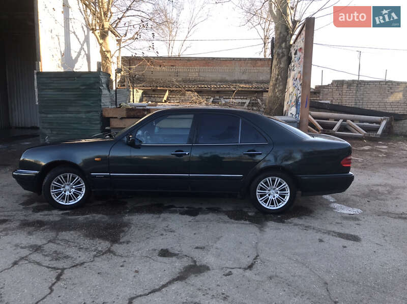 Седан Mercedes-Benz E-Class 1997 в Николаеве