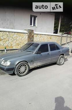 Седан Mercedes-Benz E-Class 1988 в Кременце