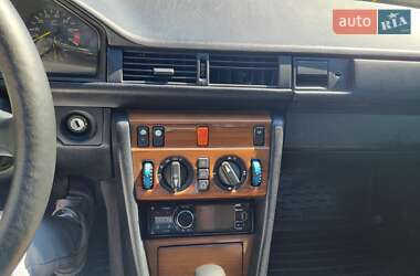 Седан Mercedes-Benz E-Class 1989 в 