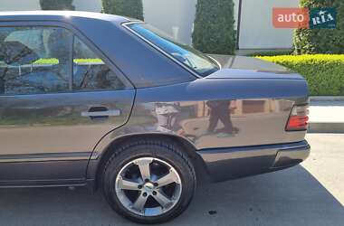 Седан Mercedes-Benz E-Class 1989 в 