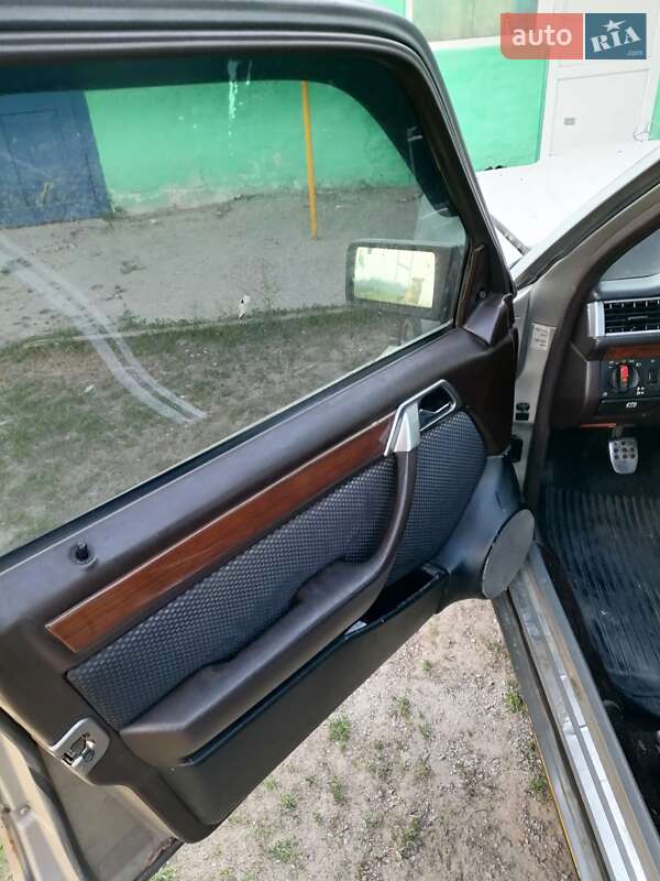 Седан Mercedes-Benz E-Class 1991 в Киеве