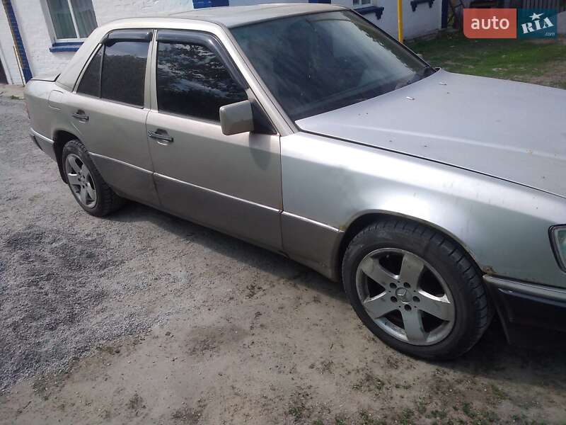 Седан Mercedes-Benz E-Class 1991 в Киеве