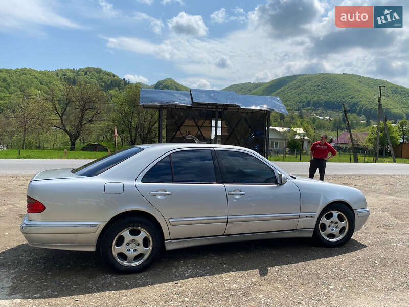 Седан Mercedes-Benz E-Class 2000 в Косове