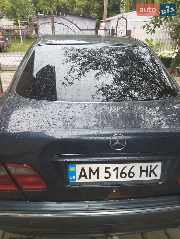 Седан Mercedes-Benz E-Class 2000 в Звягеле