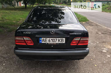 Седан Mercedes-Benz E-Class 2001 в Вільногірську