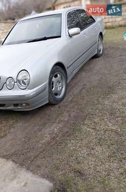 Седан Mercedes-Benz E-Class 2002 в Чернівцях