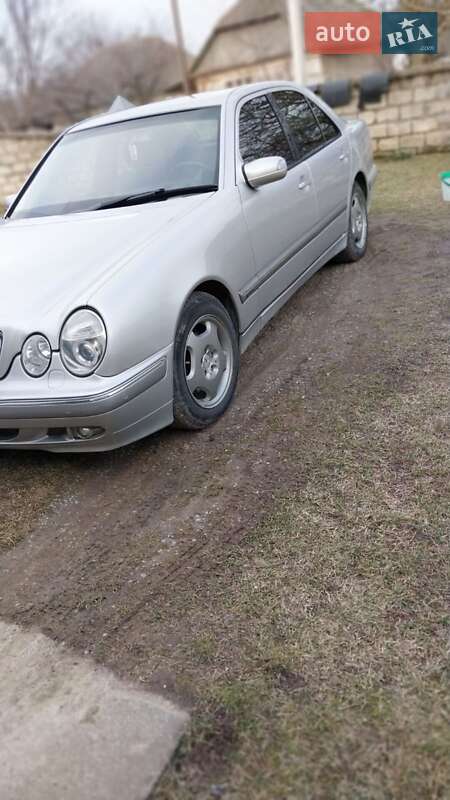 Седан Mercedes-Benz E-Class 2002 в Черновцах