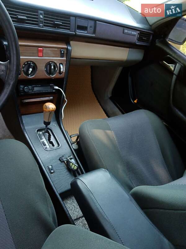 Седан Mercedes-Benz E-Class 1986 в Самборі