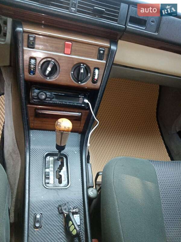 Седан Mercedes-Benz E-Class 1986 в Самборі