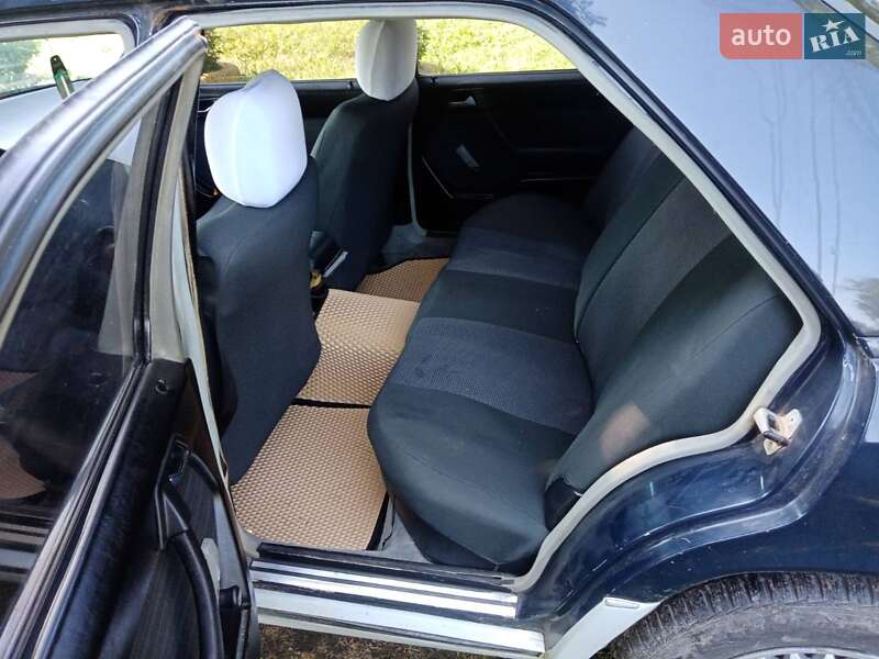 Седан Mercedes-Benz E-Class 1986 в Самборі