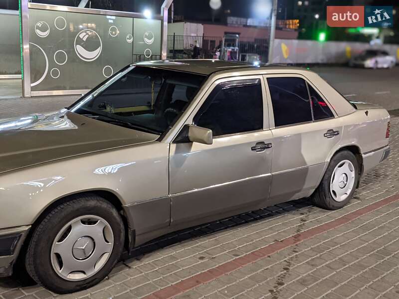 Седан Mercedes-Benz E-Class 1993 в Івано-Франківську