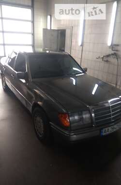 Седан Mercedes-Benz E-Class 1992 в Киеве