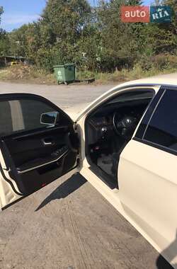 Седан Mercedes-Benz E-Class 2012 в Пулинах