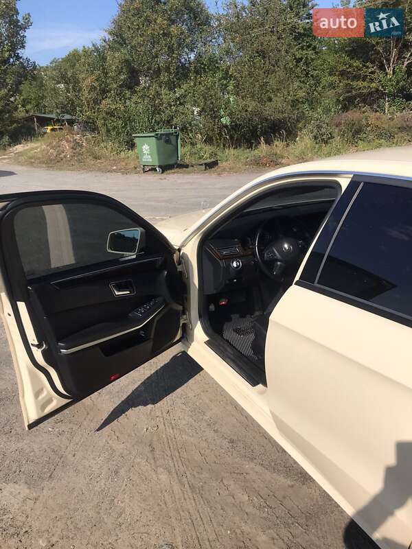 Седан Mercedes-Benz E-Class 2012 в Пулинах