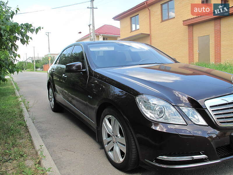 Седан Mercedes-Benz E-Class 2011 в Днепре