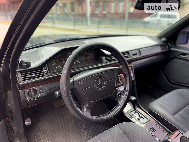 Седан Mercedes-Benz E-Class 1990 в Харкові