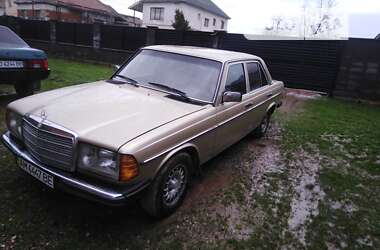 Седан Mercedes-Benz E-Class 1983 в Иршаве